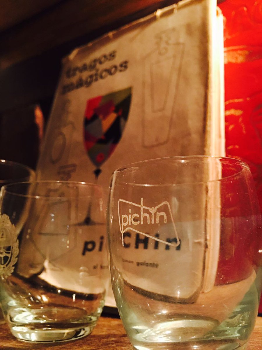 LosGalgosBar's tweet photo. También hay copas de los bares de Pichín y dos ediciones de su libro Tragos mágicos (la de 1955 y la inhallable de 1977). #ElBarcoDePerón https://t.co/GgNv4ekz9D