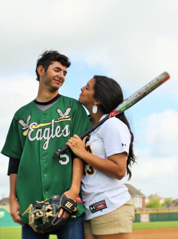 dooomm13's tweet photo. #Throwback to our senior pictures together😍😍 #Goingon4❤️ https://t.co/yQdxZb6sGY