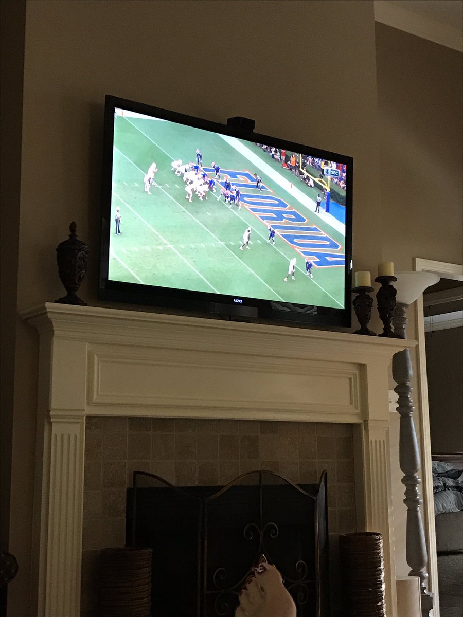 ashleyostap's tweet photo. Please witness where TN had the ball w/ 5 tries to simply punch it in. Put it in a belly and fall forward.🙄#1st&amp;goalfail #FLvsTN #whosworse https://t.co/dQThQvzeY8