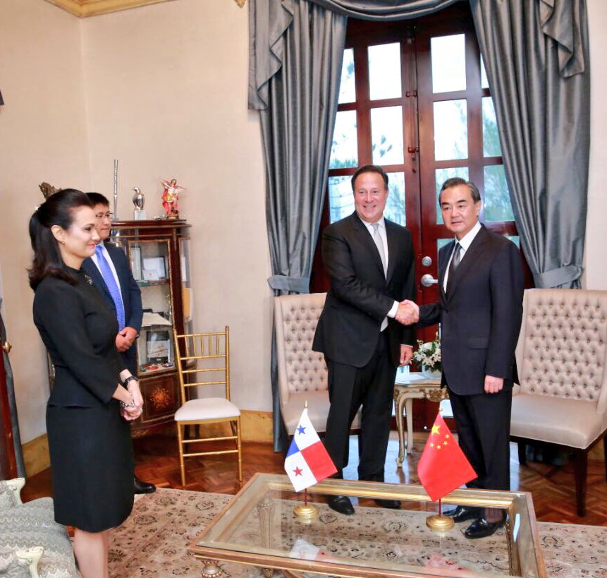 JC_Varela's tweet photo. Junto al Gobierno de China estableceremos un diálogo permanente por la paz social, desarrollo económico y el bien común. #PanamáChina 🇵🇦🇨🇳 https://t.co/zKsDKhe51F