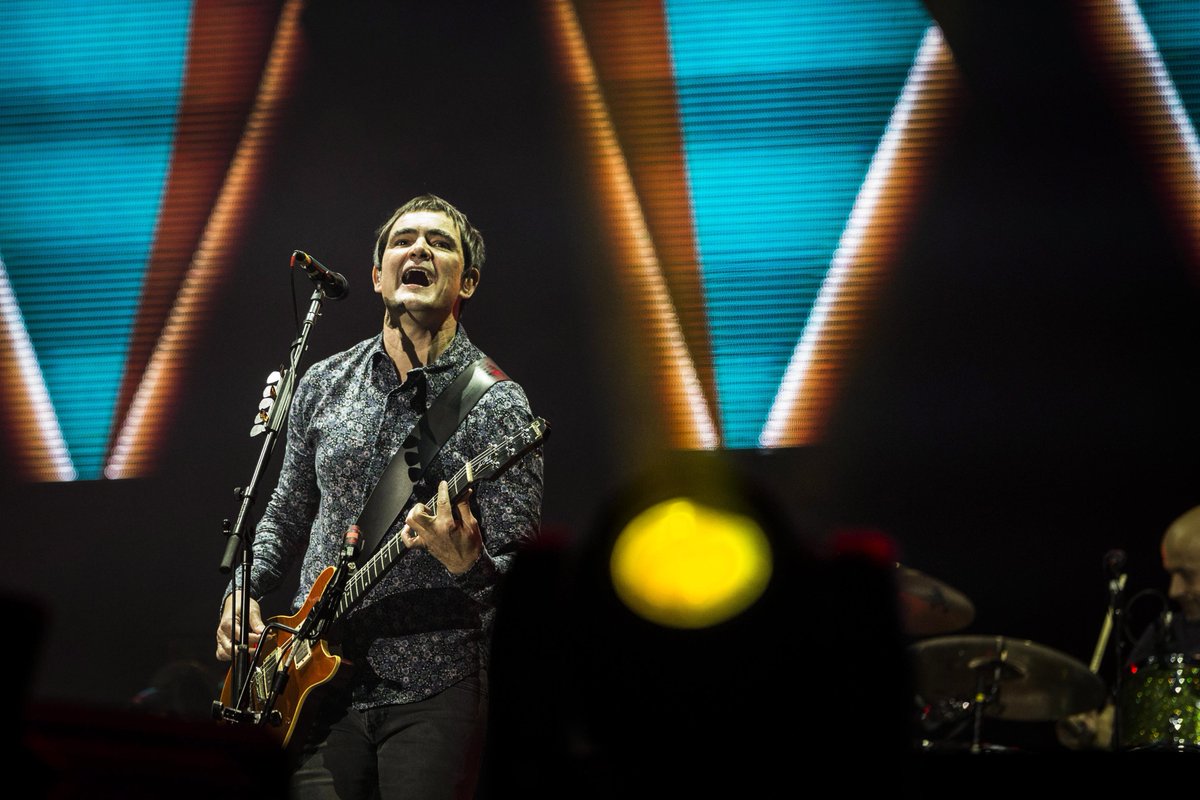 JornalOGlobo's tweet photo. "A gente não se parece com vocês, políticos brasileiros. Vocês matam gente!", disse Samuel, antes de emendar a música Indignação. #RockinRio https://t.co/uONFyhVQOb