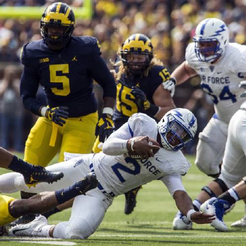 CSGazetteSports's tweet photo. .@AFFootball hangs with No. 7 @UMichFootball until late in the fourth quarter: https://t.co/aaOB59XLlC
@AF_Falcons #AFvsMichigan https://t.co/XYGBgh393n