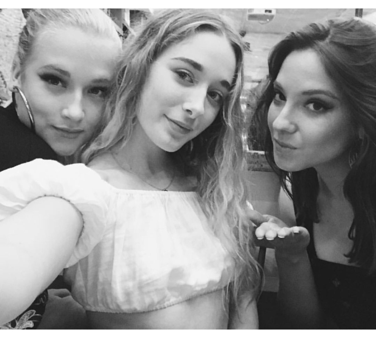 RostroDeTV's tweet photo. Noo que mal!! Las amigas de la hija de Farkas! 😬😬 https://t.co/fPA8iQNvpo
