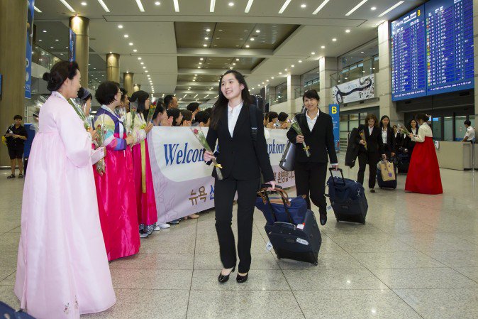 #ShenYun Symphony Orchestra Greeted by Enthusiastic Fans in #SouthKorea on Arrival theepochtimes.com/n3/2298568-she…