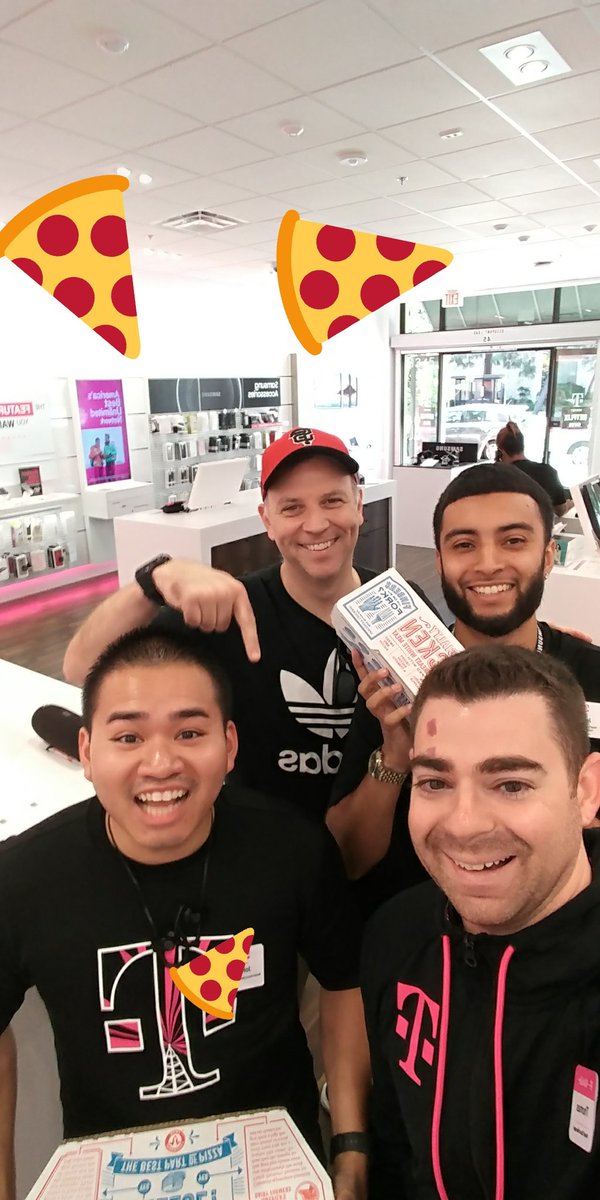 thomas_stephan3's tweet photo. Pizza day in WC! @jesusgarcia https://t.co/OyjkARIRd0
