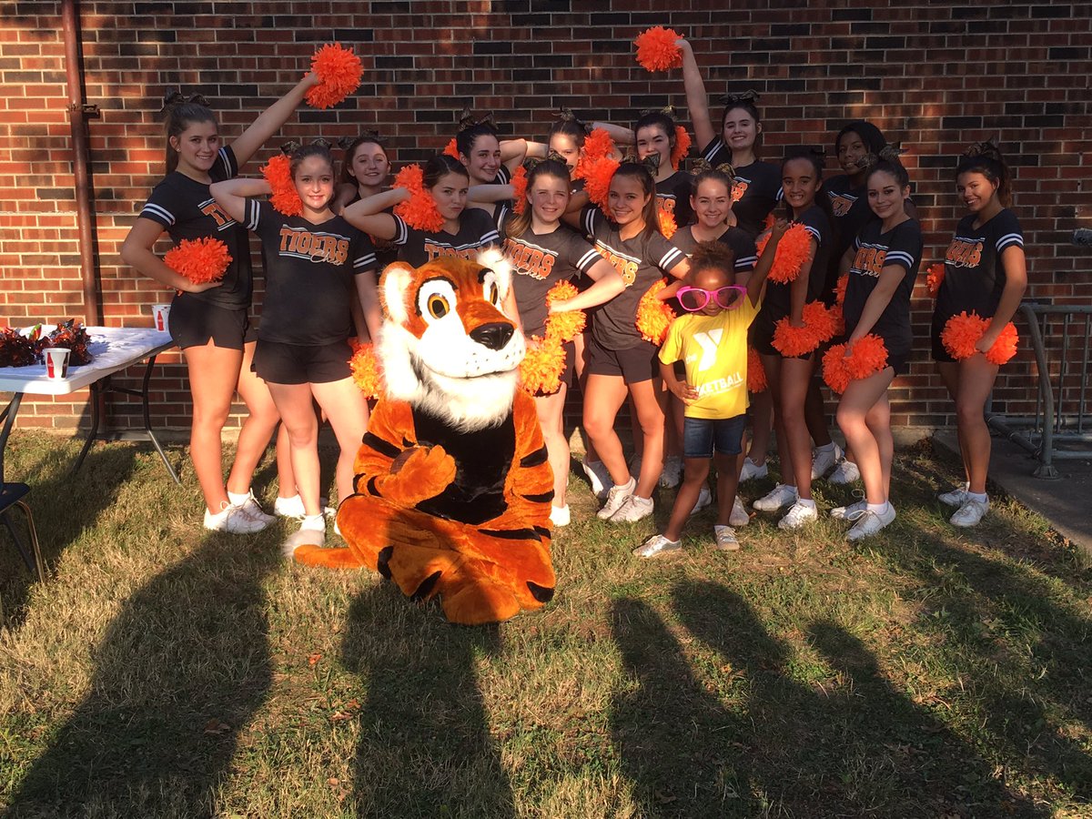 PatsyJaneD's tweet image. At Elementary tailgate with the MHS Cheerleaders and Mac the Tiger! #PatsyJane