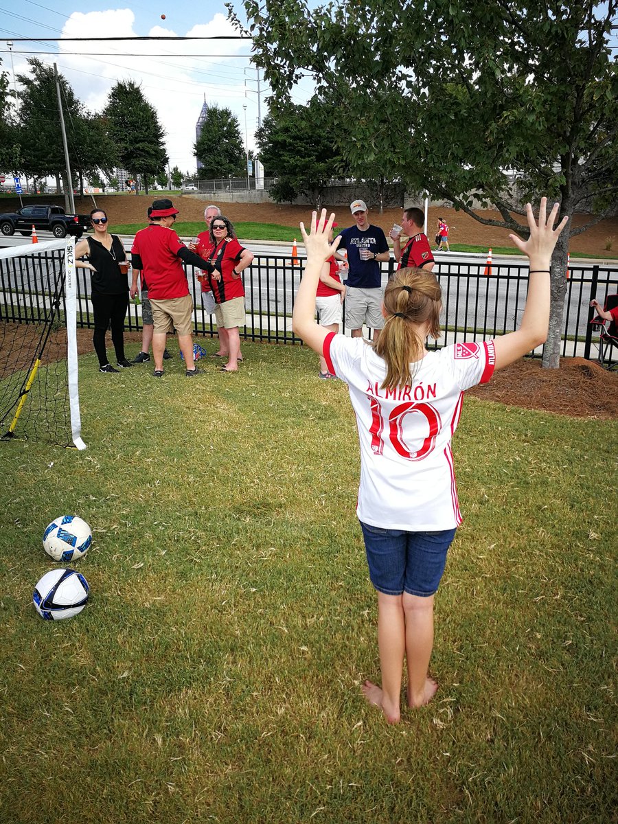 marceloburgosf's tweet image. En Paraguay no dimensionamos lo que genera Miguel Almirón en Atlanta. Lo aman y es nuestro gran embajador con su fútbol a puro show.