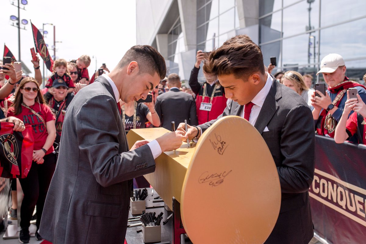 marceloburgosf's tweet image. En Paraguay no dimensionamos lo que genera Miguel Almirón en Atlanta. Lo aman y es nuestro gran embajador con su fútbol a puro show.