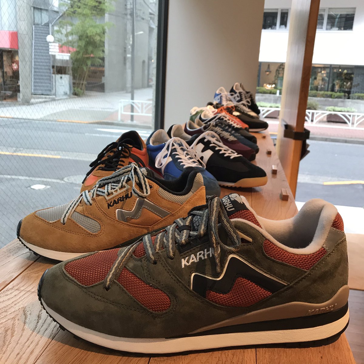 Uzivatel 45kei Na Twitteru カルフ部 シンクロンクラシック の新作入荷 サイズは4 11 今回は各サイズ1足ずつの入荷です カルフ Karhu スニーカー 新作 フィンランド 原宿 神宮前 ナチュラルシューストア 靴屋