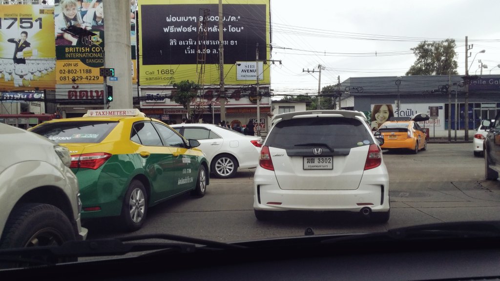 nattanankerd's tweet photo. สี่เเยกข้างเดอะมอลบางแคการจราจรติดขัด มีรถจำนวนมาก #CJlive https://t.co/dtOmUrFUXU