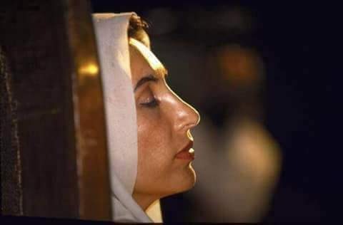 کسی طرح کی غلط فہمیاں نا پالیئے گا.....
میں عادتاً بھی محبت سے پیش آتی ہوں....😂😂😂