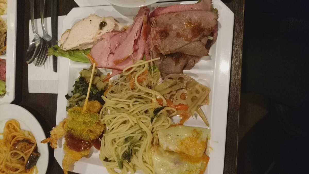 トロコ 昨日上野の とれび庵 でランチ してきました 11 30から15時まで時間無制限で居られました 土日祝限定 ランチブッフェで 正直料理の種類はかなり少ないけど ローストビーフ等のお肉料理がほんとに美味しかったです オススメのお店です にし