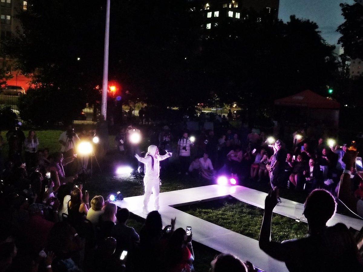 Cappytann's tweet photo. Great performance by @therealgrandmastercaz and @mellemelglover at the #HipHop4Hunger event
#WOHH WindowsOfHipHop #cappytann https://t.co/dXy4QhuvYd