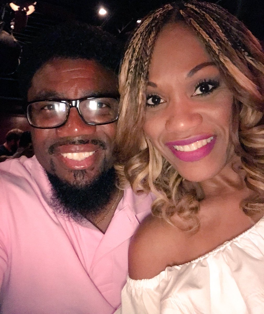 MaggieALewis's tweet photo. Celebrating my King with one of the original #KingsOfComedy DL Hughley! #40 #laughoutloud #gedsection 👑👑 https://t.co/GrBJGEYLs8