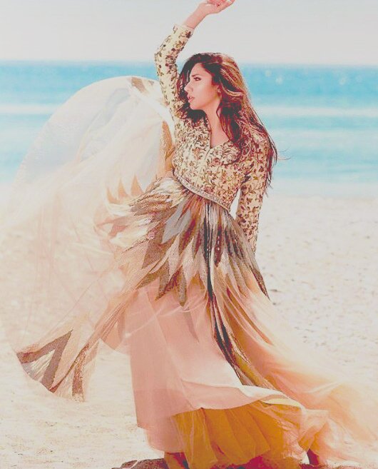 vaishnavisms's tweet photo. I'm so helplessly in awe of her radiance. #mahirakhan #divanipakistan #mahirahkhan #divanimagazine https://t.co/MH7orTIUy2