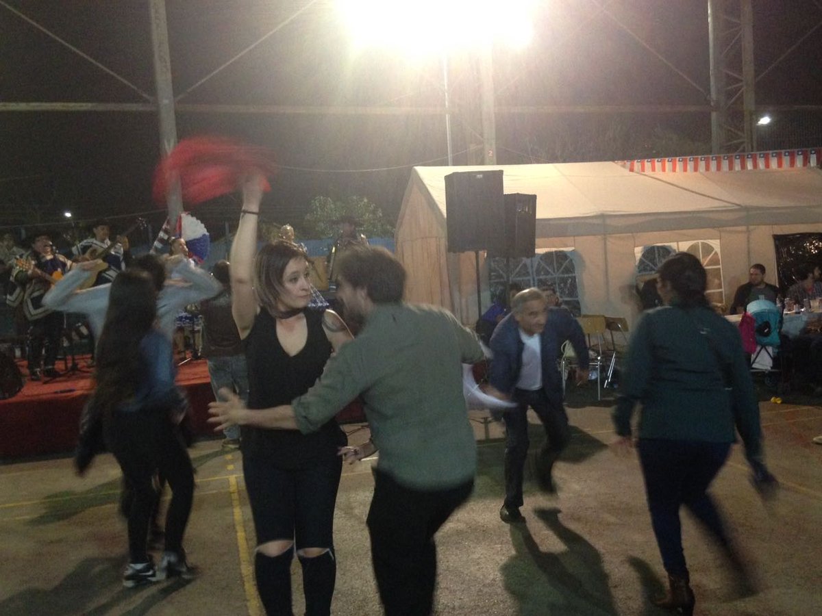 ClaudiaHasbunF's tweet photo. Los candidates del @MovAutonomista bailando en la mona fonda de macul https://t.co/UpkshxiEYO