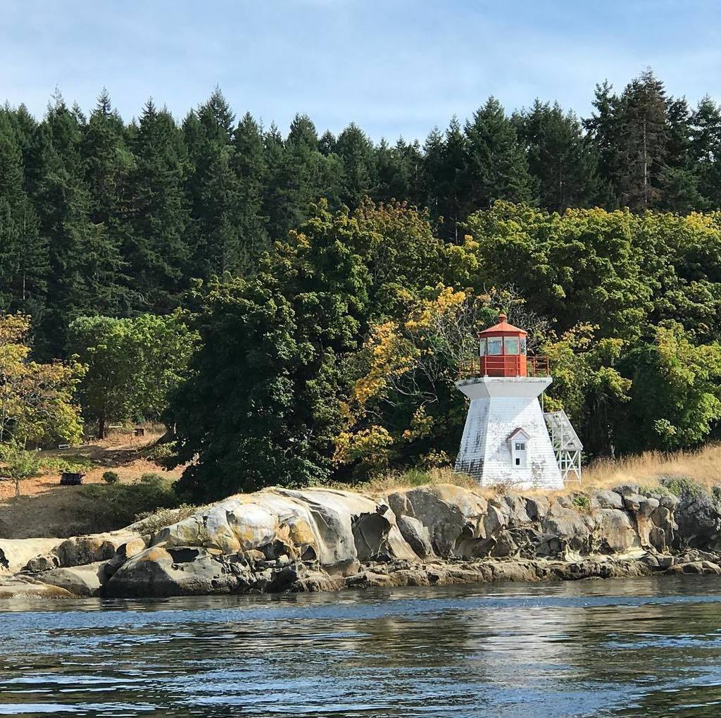 vpinniger's tweet image. Lighthouse off Dionisio Point on Galiano. @galianoisland @hellobc @southerngulfislands #coast #lighthouse #westcoa… ift.tt/2h9hf4a
