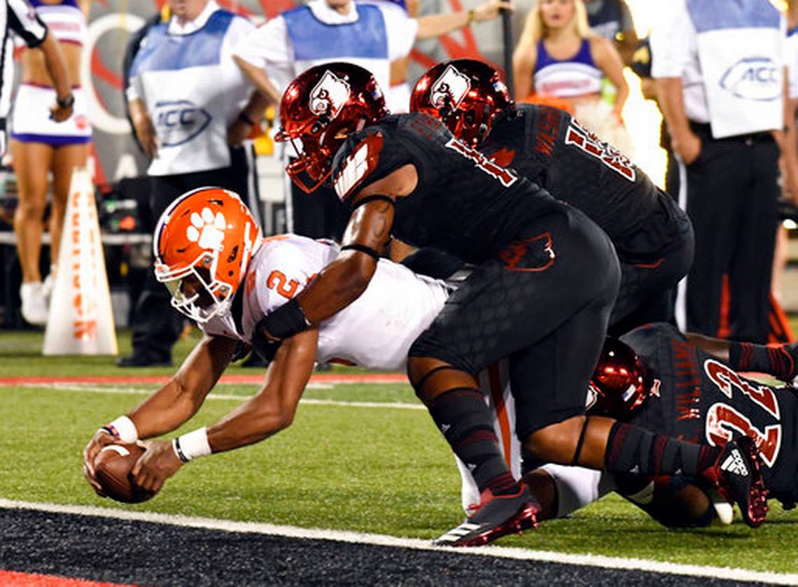 theobserver's tweet photo. No. 3 Clemson blows out Lamar Jackson, No. 14 Louisville, 47-21
https://t.co/XBERzOZZbG
#ClemvsUL #CLEMvsLOU @ClemsonFB @UofLFootball https://t.co/IebW9dEk0r