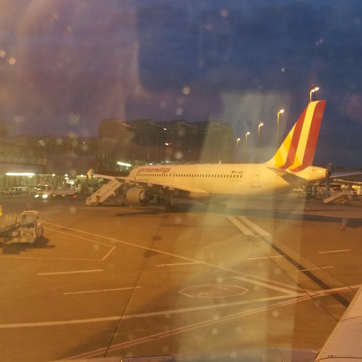 schniske's tweet photo. Auf dem Weg zum Bundesparteitag der #FDP. Eine Woche noch bis zur #BTW2017. Wir kämpfen um Platz 3. #denkenwirneu #staedteregion https://t.co/Jp41QU8d2Z