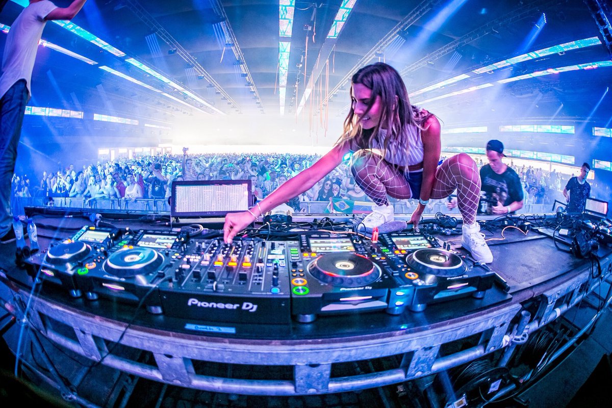 imjacknovak's tweet photo. Tomorrowland ❤️✨🔥 !! 
With @MGarrrix_ &amp; me &amp; stravy https://t.co/6FXnkR4pm3