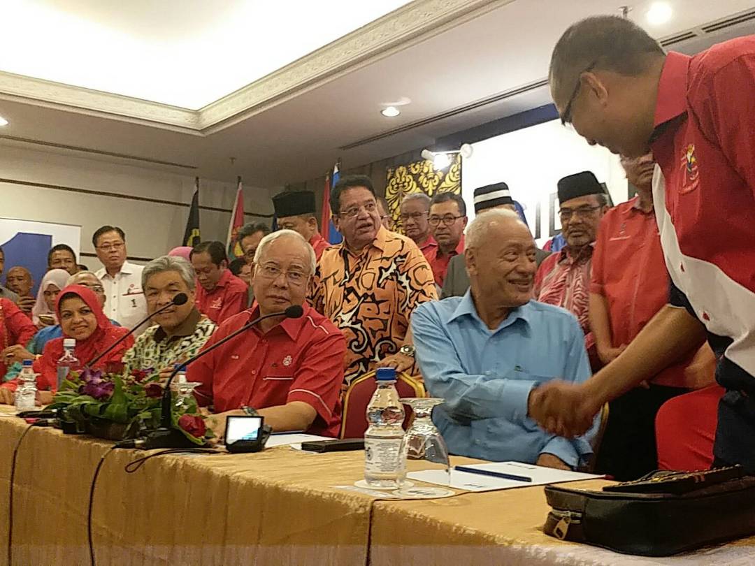 LinCikgu's tweet photo. PM buat lawak hari ini.
Umum Sidang Akhbar menyebabkan Pembangkang ...ngelabah https://t.co/I2yIXBKCl1