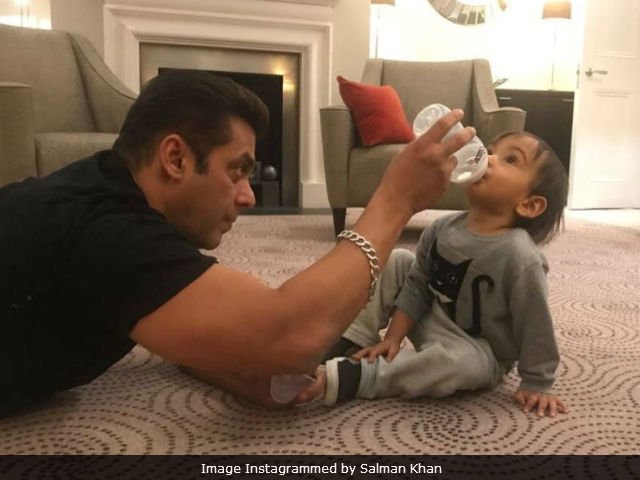 moviesndtv's tweet photo. This Picture Of @BeingSalmanKhan With Nephew Ahil Will Melt Your Heart https://t.co/kaIcV4rsFb https://t.co/d0Omph4Trw