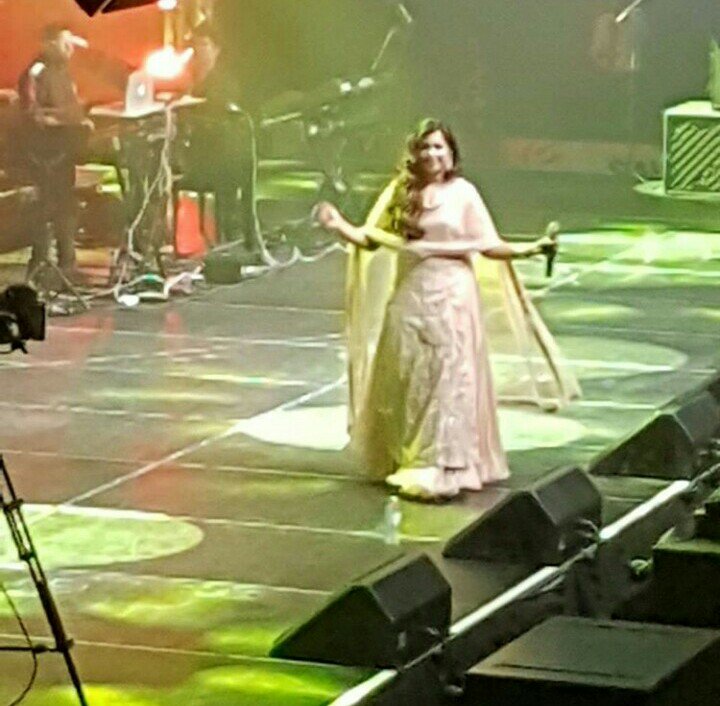 nimasha4sg's tweet photo. When The Queen Bee @shreyaghoshal mesmerized Toronto with her sizzling performances. #ShreyaGhoshalLiveWithSymphony #11thStop #SGRocks ✌✌✌ https://t.co/IeL6lrK7Rr