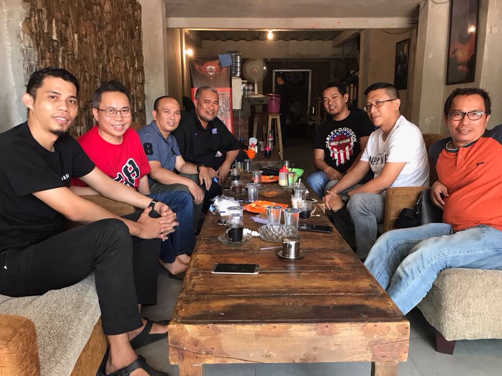 ukisukriansyah's tweet photo. minggu pagi bersama sahabat tomi lebang dan para penggiat medsos serta jurnalis. terasa bahwa sy harus terus banyak belajar.... https://t.co/Rs4sMAsGfl