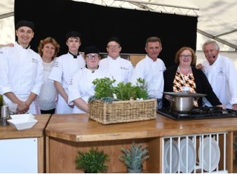 Setting up <a href="/CottFoodFest/">Cottingham Food Fest</a> with <a href="/BrianTurnerChef/">Brian Turner</a> <a href="/stephaniejmoon/">Steph Moon</a> @Twisted_Chilli 
<a href="/YorkshireOil/">YorkshireOil</a> 
<a href="/BareFootBiltong/">barefoot biltong</a> 
@AmosandToms 
#Freeentry