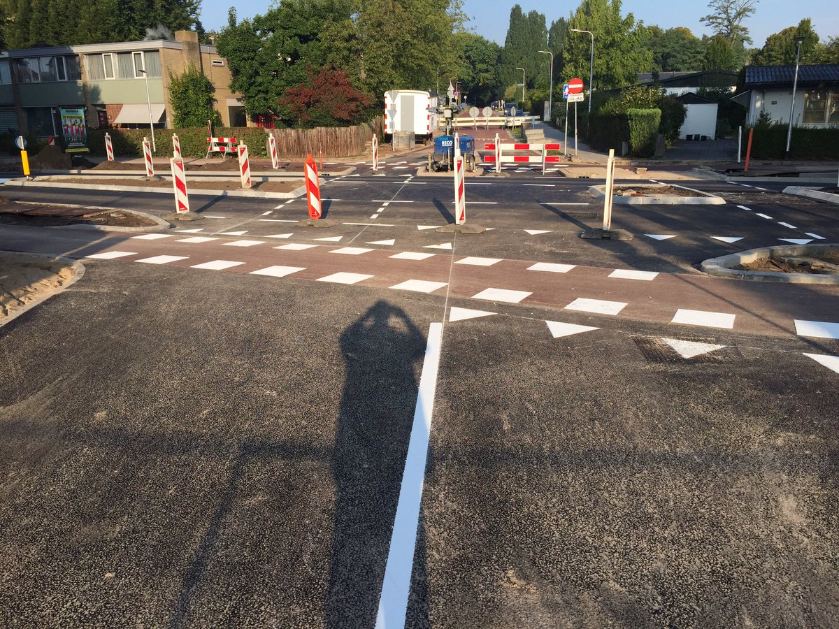 TonnieRoording's tweet photo. Markering is aangebracht. Door gaan verkeer rijdt er weer over. @ReefInfra @gemeentenijmegen @Struktonciviel #snelfietsroute #oudemolenweg https://t.co/GSYT07Rcd7
