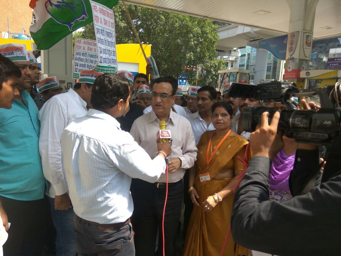 ajaymaken's tweet photo. At Rachna Petrol Pump
10Lakh signatures against increased excise+VAT

मोदी + केजरीवाल टैक्स हटाओ
३४ पेट्रोल,३२ रुपए डीज़ल पाओ! https://t.co/OmHDuWr0st