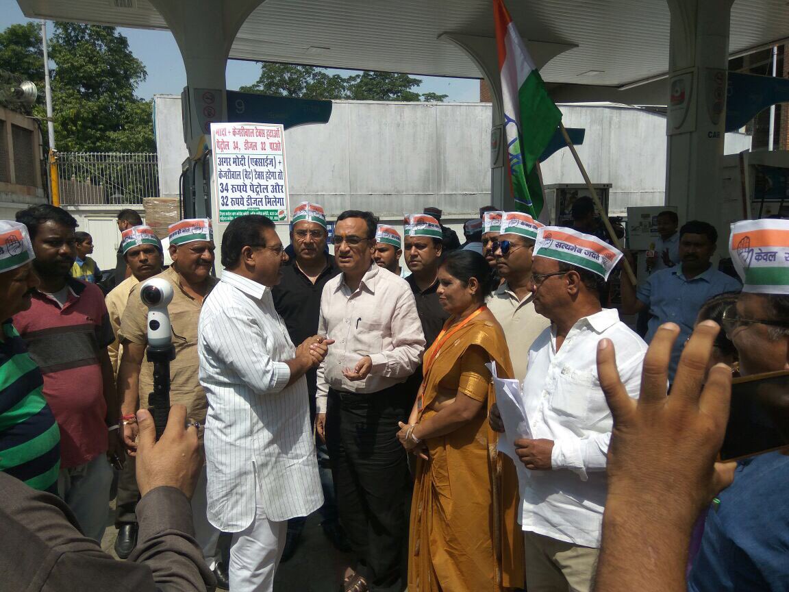 ajaymaken's tweet photo. At Rachna Petrol Pump
10Lakh signatures against increased excise+VAT

मोदी + केजरीवाल टैक्स हटाओ
३४ पेट्रोल,३२ रुपए डीज़ल पाओ! https://t.co/OmHDuWr0st
