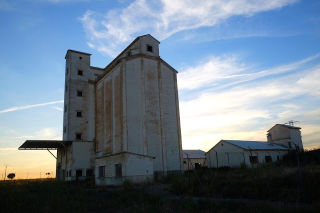 Silo de cereal de la La Tabla. abandonadosalsilencio.blogspot.com.es/2017/09/ibamos… #abandoned #arqueologiaindustrial #urbex #rurex #decay #decadence #cereal #zamora