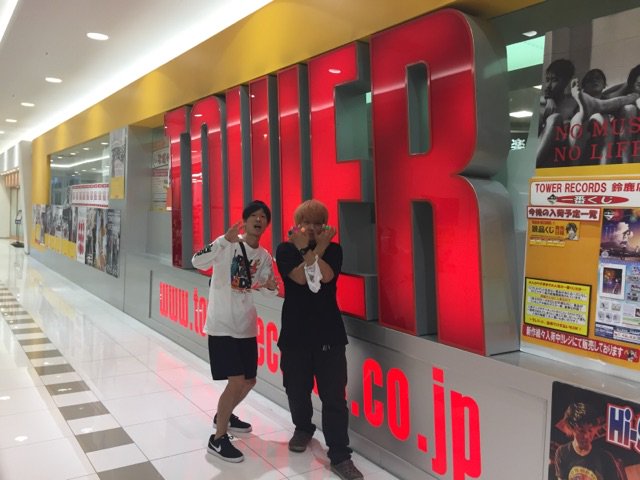 TOWER_Suzuka's tweet photo. 【アーティストご来店】本日、鈴鹿ANSWERでライブの3SET-BOBのKAIさんとMADLICKのヒロさんがご来店!コメントいただきました!ありがとうございます~!この2バンドなら台風にも負けないライブをしてくれるはず…!ぜひアンサーへ◎#サンボブ #MADLICK https://t.co/AsNF3nvf41