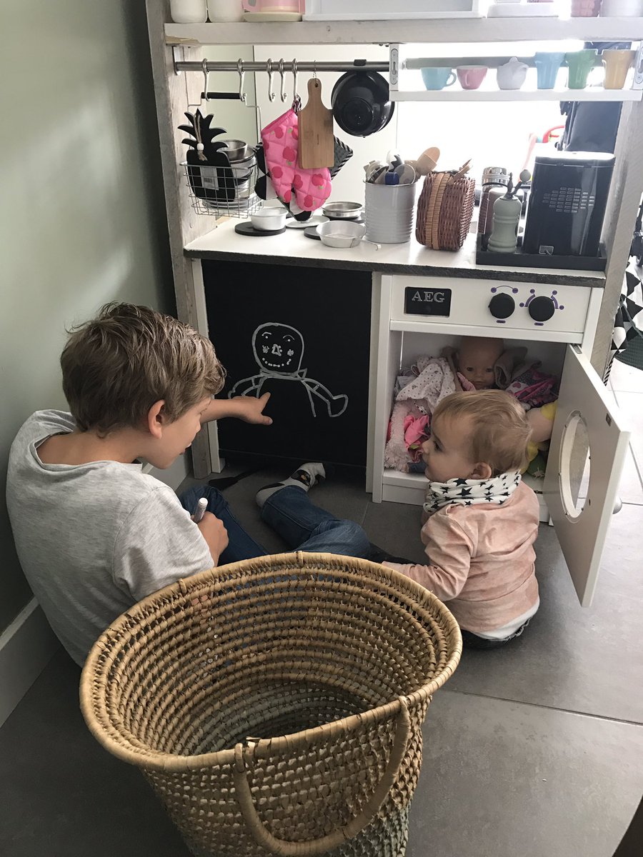 Zondag, wasdag! Broer tekent zijn zusje. Baby Born heeft het zwaar. #playtime #zelfmaakkeukentjeingebruik