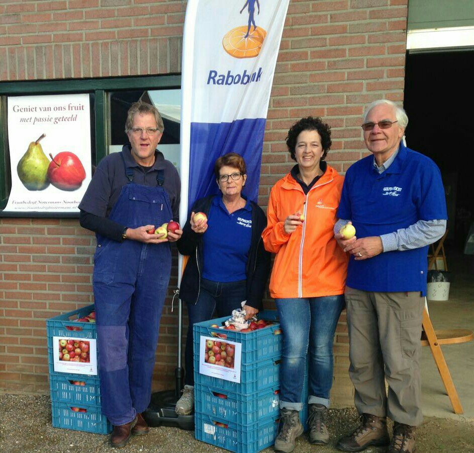 In Slenaken zijn vandaag onze heerlijke Elstar appels gratis te proeven tijdens het wandelen met dank aan het Dichtbij-team van de Rabobank.