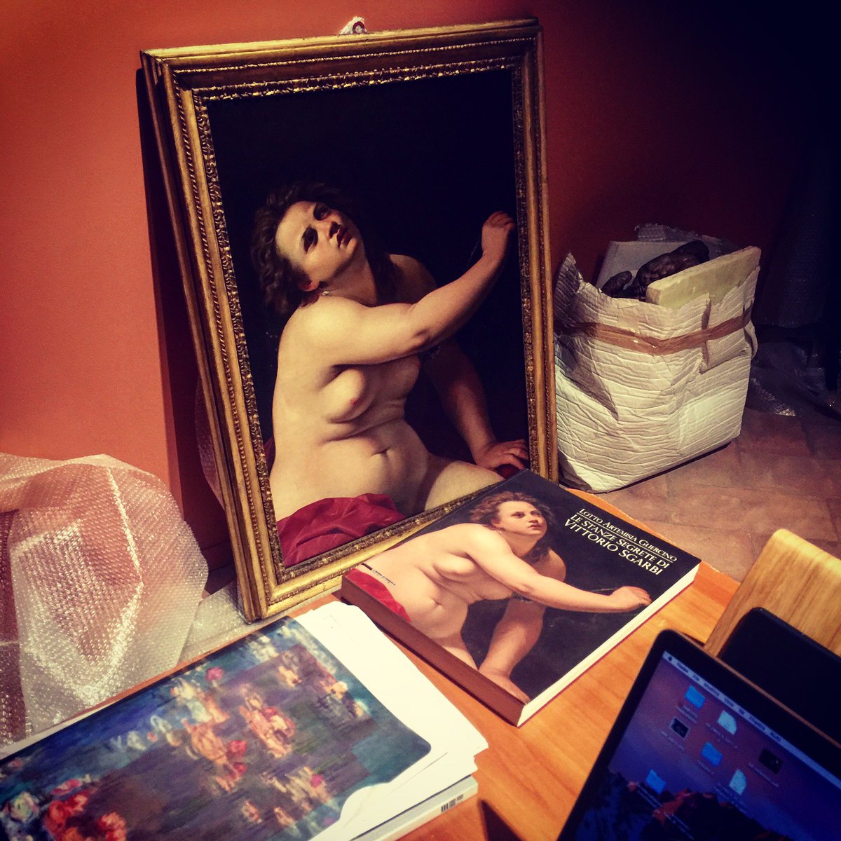 "io sono di pietra, io sono dipinta, io sono l'immagine che di me resiste" #Cleopatra #artemisiagentileschi #lestanzesegretedivittoriosgarbi