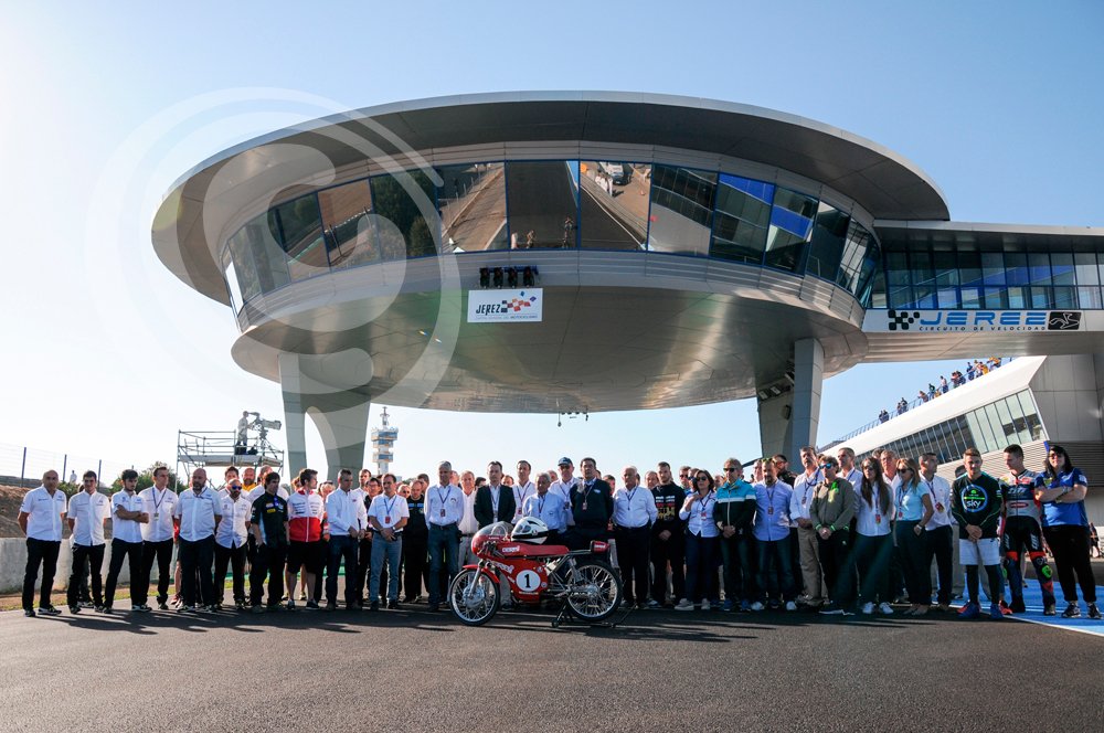 El @CEVMotorcycle guarda un minuto de silencio en memoria de Ángel Nieto en el <a href="/circuitodejerez/">Circuito de Jerez-Ángel Nieto</a> que llevará su nombre