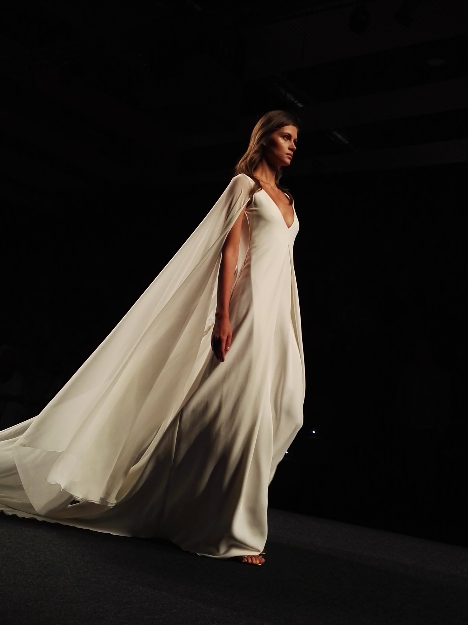 Twitter \ EFE Estilo على تويتر: "La y la elegancia de la novia de Marcos Luengo en #mbfwmadrid #fashionweek2017 #wedding #bride https://t.co/nSjwVhZ41o"