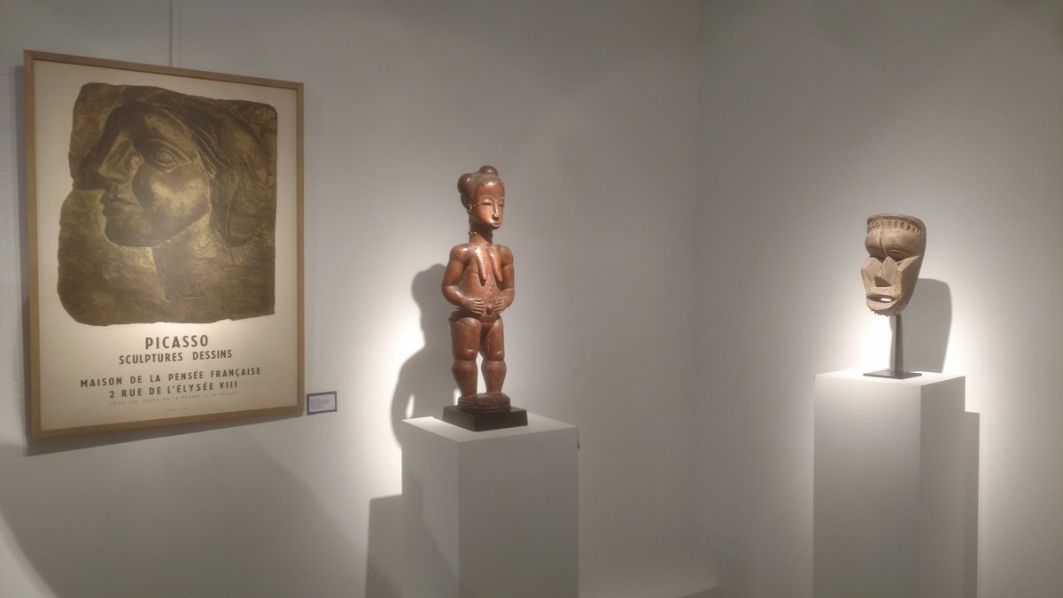 LaforeAlexandre's tweet photo. Rue Mazarine, il faut passer admirer "L'emprise des masques" chez Charles Wesley-Hourdé  : c'est l'une des plus belles expos du #PDM2017 👌 https://t.co/oAxYyX6bLV