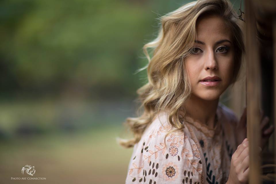 weekly_al's tweet photo. Weekly Al is proud to start your week with a smile with ravel-bird and free-loving actress @milaguy. #milaguy #weeklyAL #shareyourstory https://t.co/YpoyhUvtOi