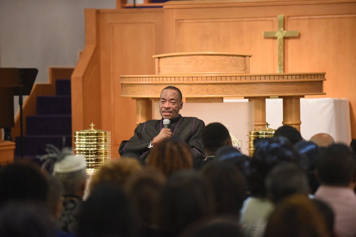 CJAphotogRaphy's tweet photo. @themzbc @leonardnsmith Bringing the word on Communion Sunday. The Ministry must continue. #betterIn2017 #mtzion https://t.co/3ViehTOcPm
