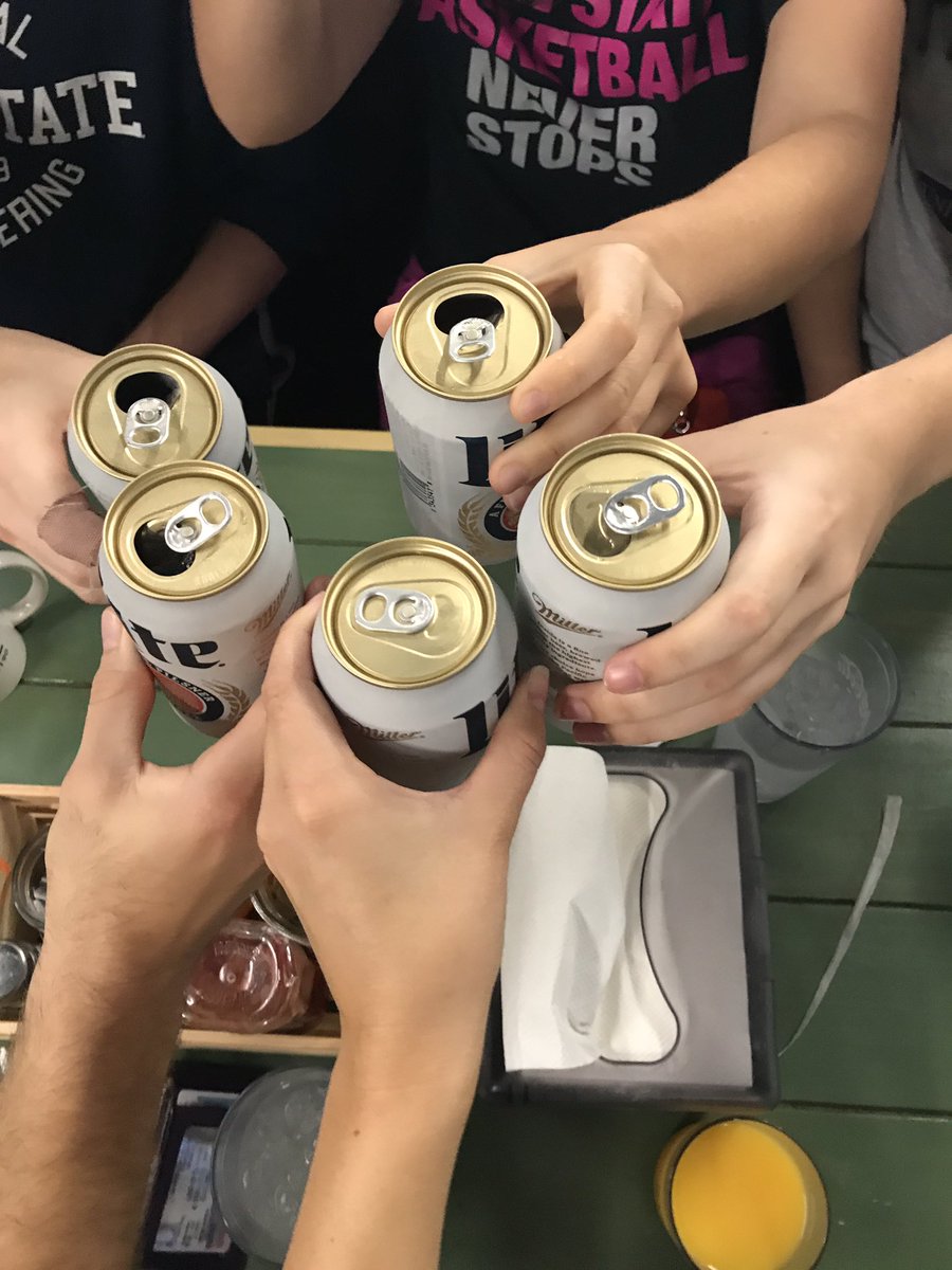 AZKubisek's tweet image. Beer &amp;amp; breakfast &amp;amp;a fried chicken #mymychicken #itwasfree