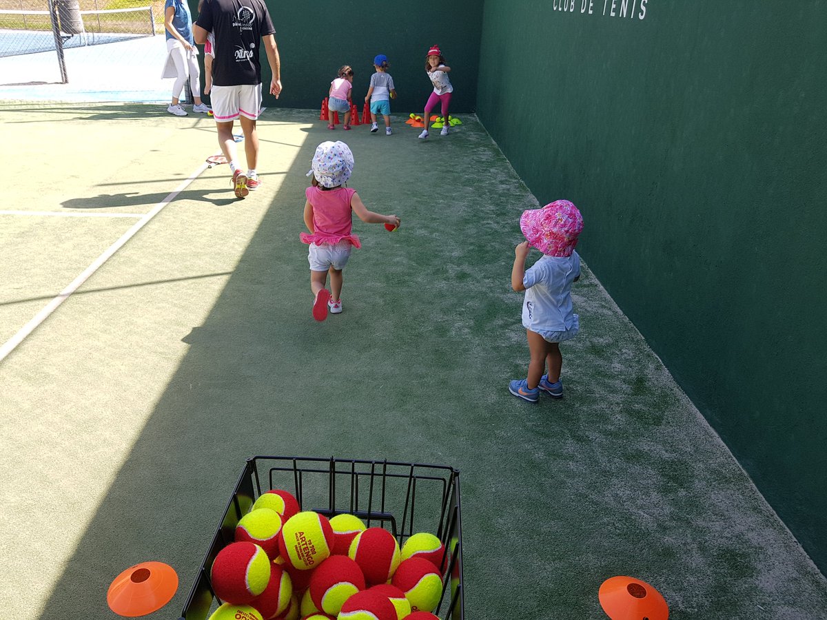 Baby tennis!! Creando habitos de práctica deportiva desde pequeños. <a href="/cesarmartinm/">César Martín Márquez</a> @rubengomeznacar