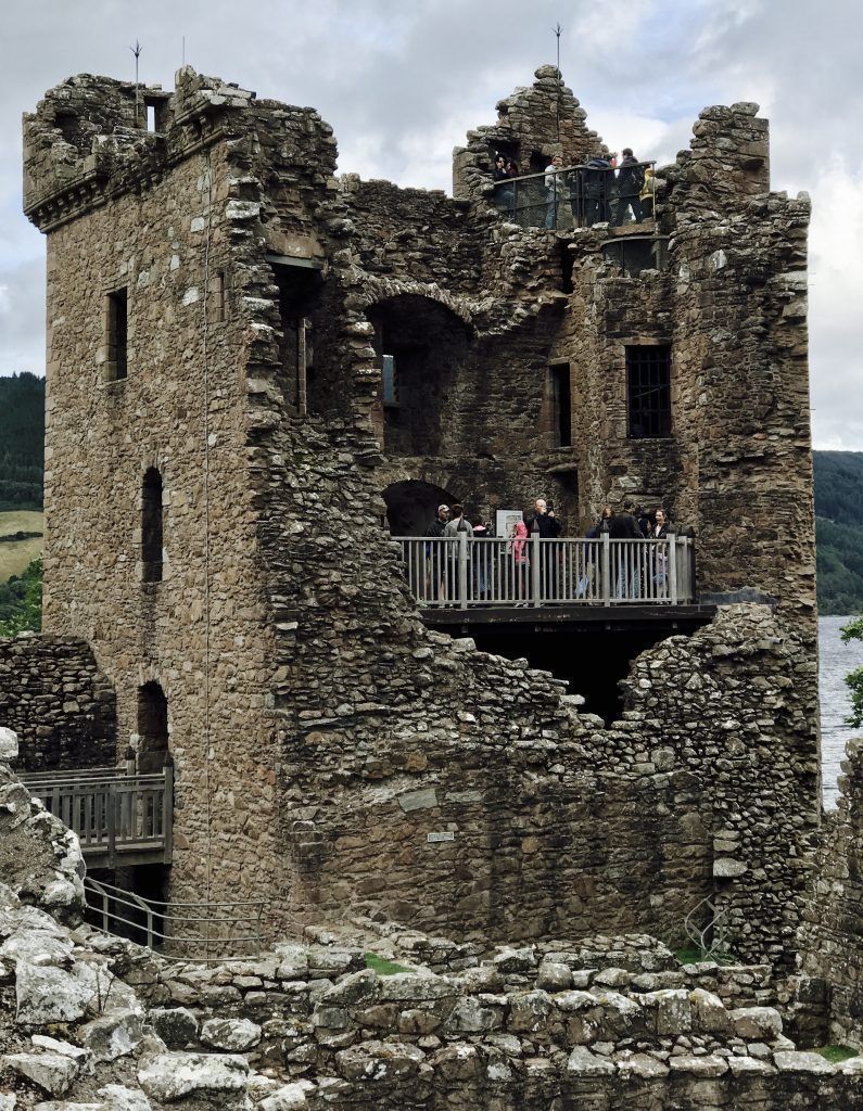 Urquhart #Castle History but in typical greatHerday fashion! #ScotSpirit #Inverness #Outlander <a href="/UrquhartCastle/">Urquhart Castle</a> 
greatherday.com/urquhart-castl…