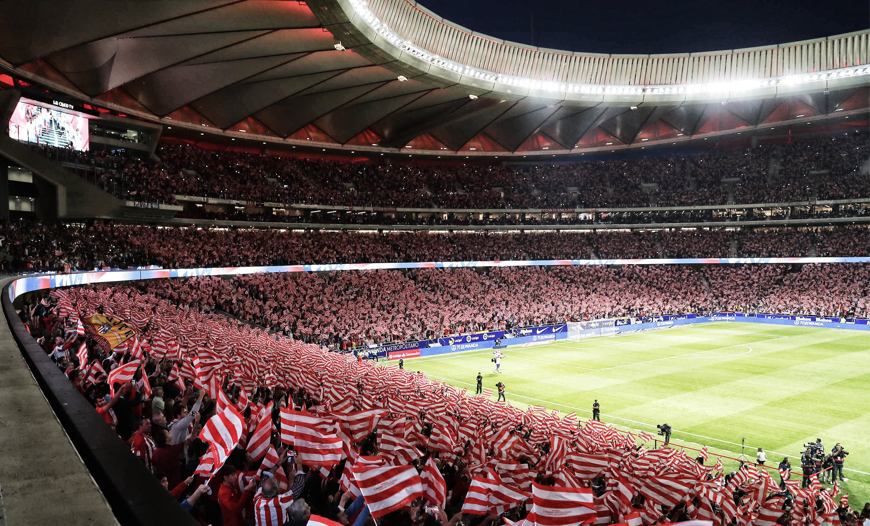 Atlético de Madrid on X: 🏧 No se nos quita de la cabeza el impresionante  recibimiento al equipo con 68.000 banderas en la inauguración del Wanda  @Metropolitano 🔴⚪️🔴  / X