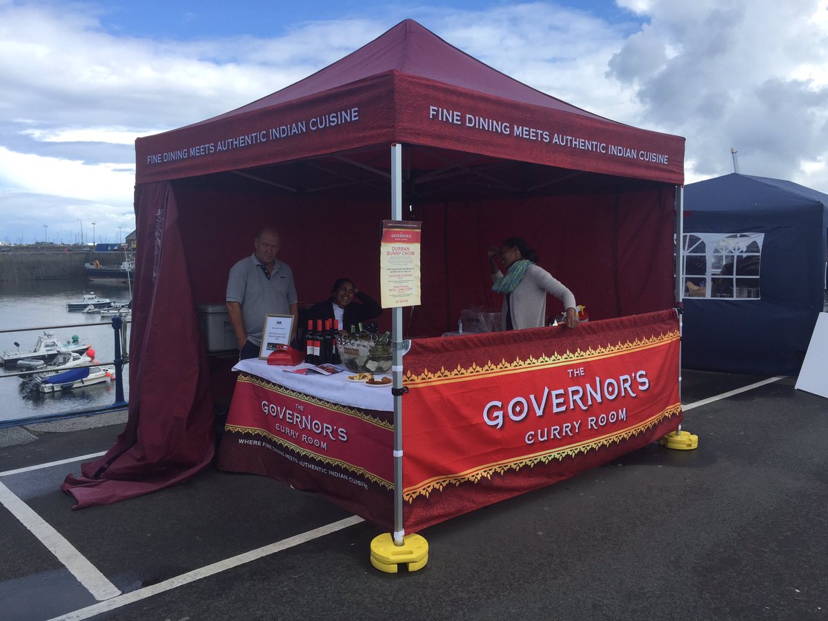 #Lunch! <a href="/TasteGuernsey/">Taste Guernsey</a> Big #Guernsey market day 2!Our <a href="/OGH_Guernsey/">OGHGuernsey</a> #Governors BunnyChow is delicious with a glass of <a href="/BouchFinlayson/">Bouchard Finlayson</a>