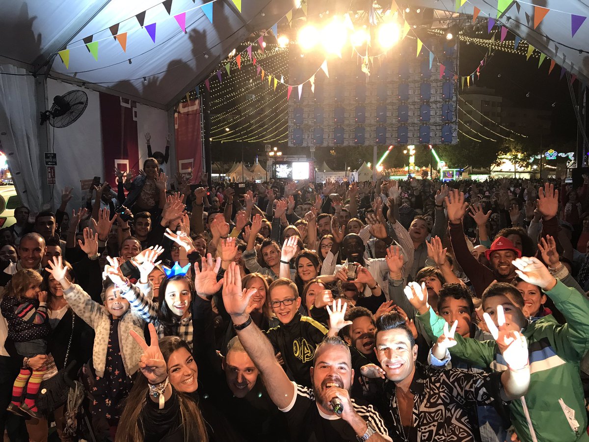 #GRACIAS <a href="/mariaaguado/">María Aguado</a> <a href="/JdmDrlopez/">JdM & Dr. López</a> por el fiestón de anoche en <a href="/CuentaAtrasCMM/">La Cuenta Atrás CMM</a> en la carpa de <a href="/CMM_es/">Castilla-La Mancha Media</a> en la #FeriaDeAlbacete! Llenazo! 🙌🏻💃🏻🎡😍