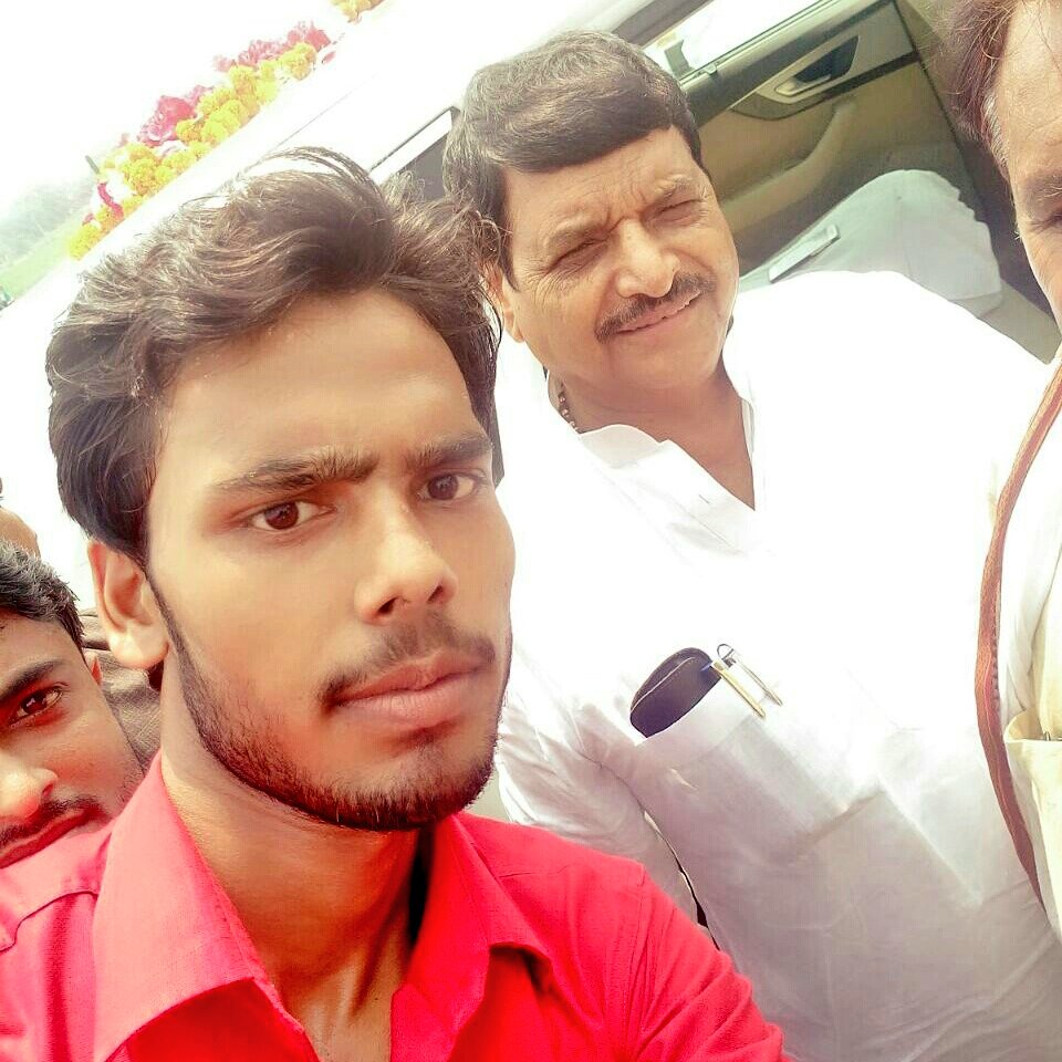 yadavgovind681's tweet photo. #आज-अपनी-पूरी-टीम-के-साथ #taligram-mein 
#पूर्व-मंत्री-शिवपाल-सिंह-यादव का किया जोरदार स्वागत किया https://t.co/8xgKU5GCzM