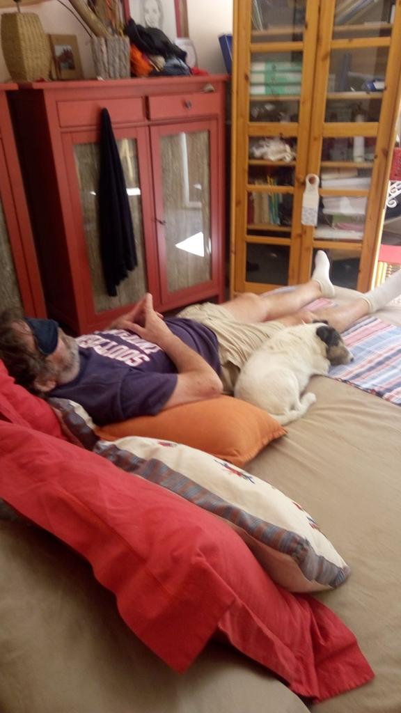 alizecornet's tweet photo. Quand ta mère t'envoie ça et tu te rends compte que ton père sieste en faisant le signe #Paris2024🗼 😂 #ilenrevedeja #anouslesjeux @Paris2024 https://t.co/bzV7XeIAnC
